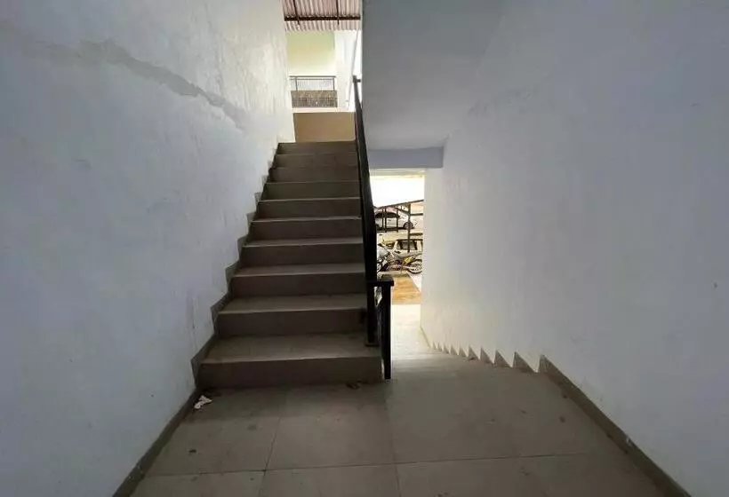 Hotelli Oyo 93858 Kost Reski 2