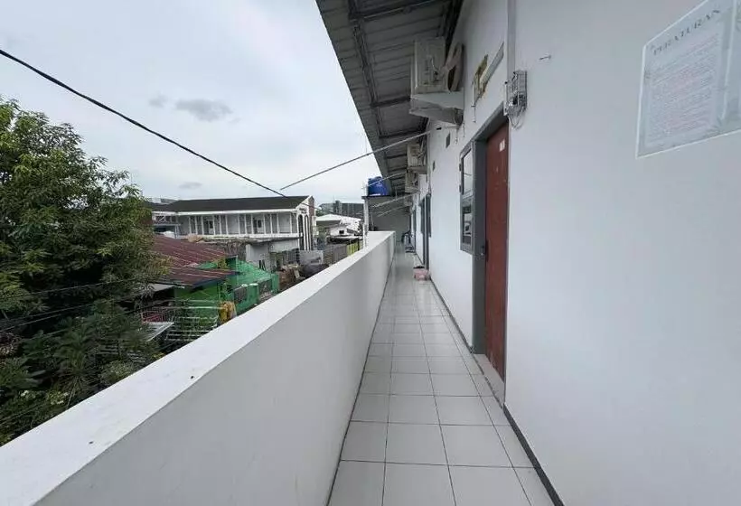 Hotelli Oyo 93858 Kost Reski 2