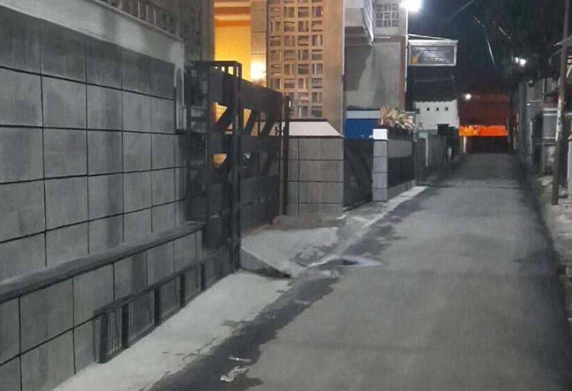 בית מלון כפרי Spot On 93815 Chimi Rumah Kost