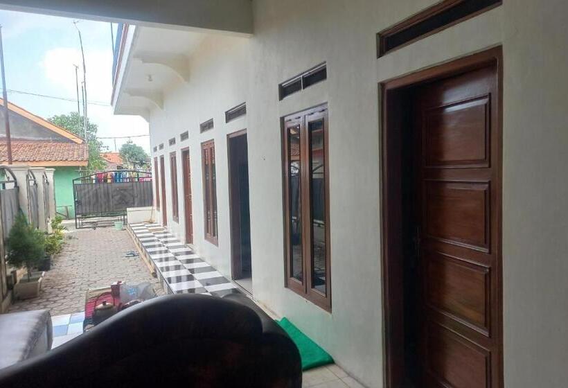 Otel Spot On 93815 Chimi Rumah Kost