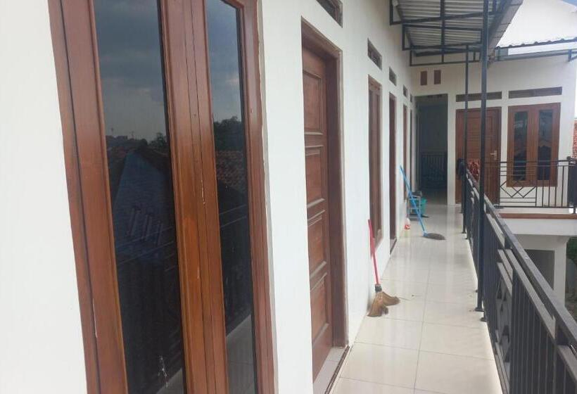 בית מלון כפרי Spot On 93815 Chimi Rumah Kost