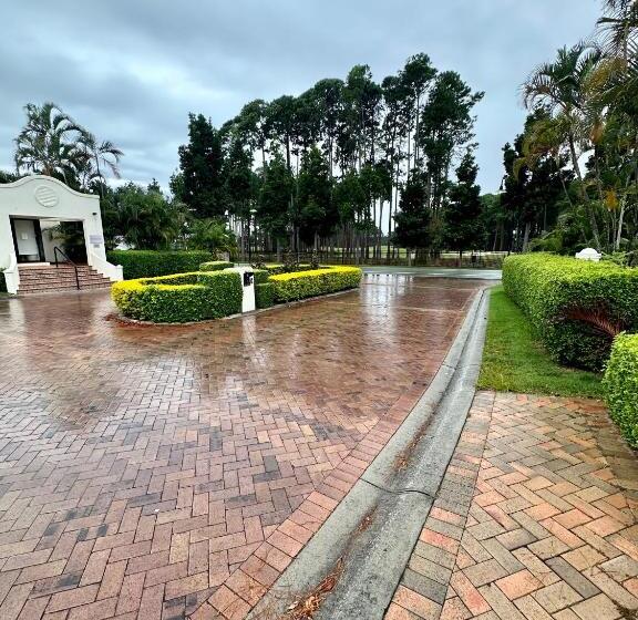 Pension Large Studio In The Heart Of Hope Island & Sanctuary Cove