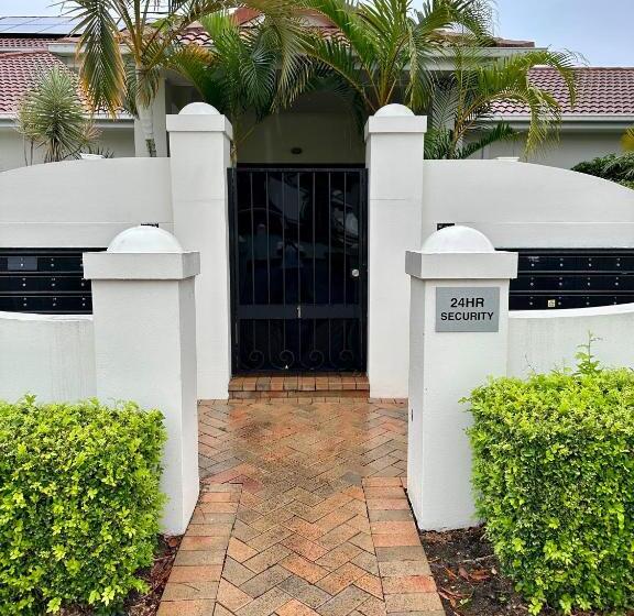 Pension Large Studio In The Heart Of Hope Island & Sanctuary Cove