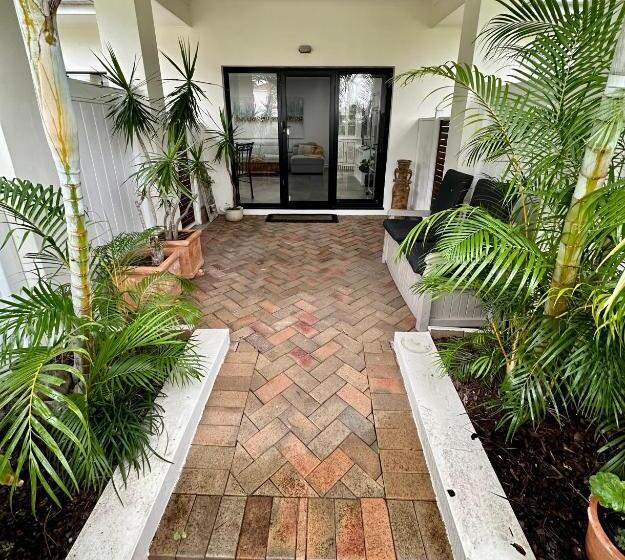 Pension Large Studio In The Heart Of Hope Island & Sanctuary Cove