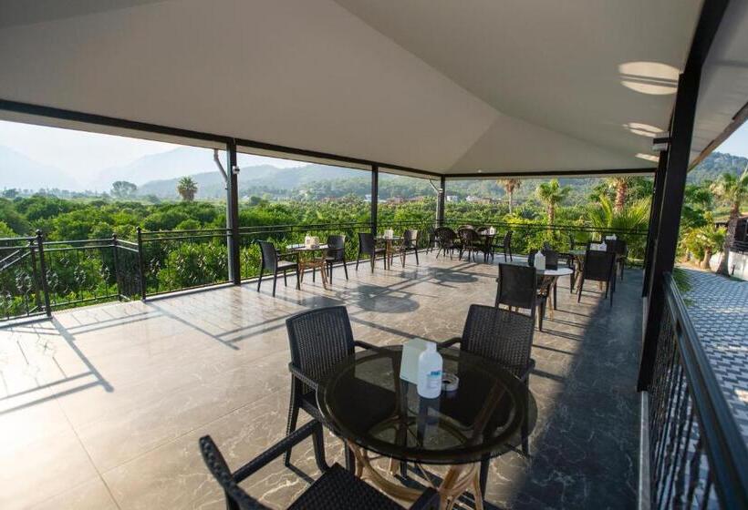 هتل Esteria Park Resort