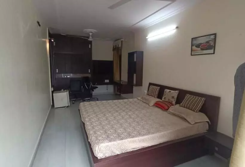 Hotel Raminder Singh Ghai