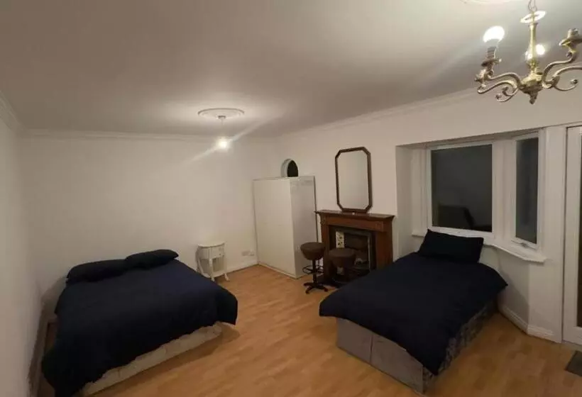 پانسیون Huge Family Room Clontarf House 4
