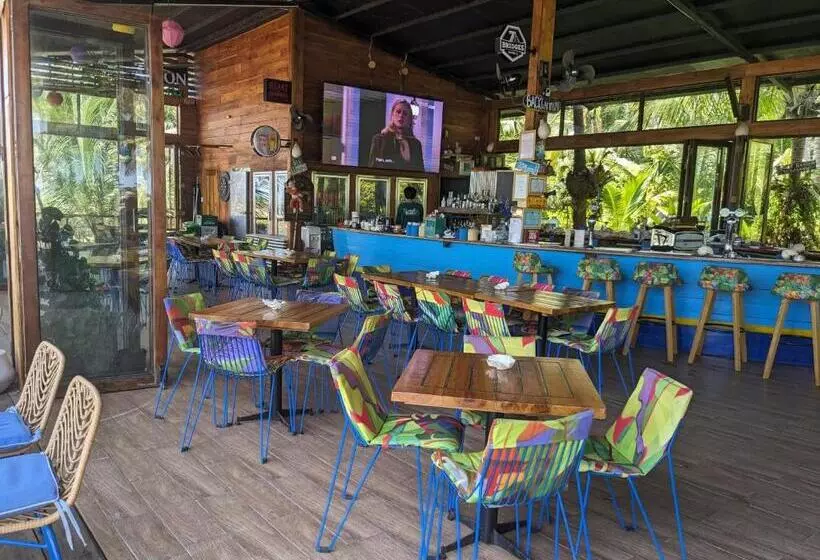 پانسیون Rorys Beach Bar