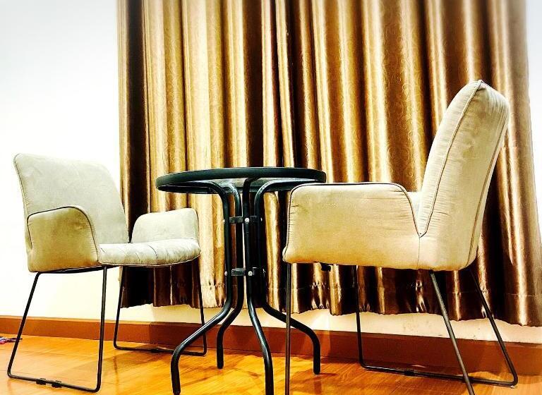 Three Hostel At Night Market Pakchong