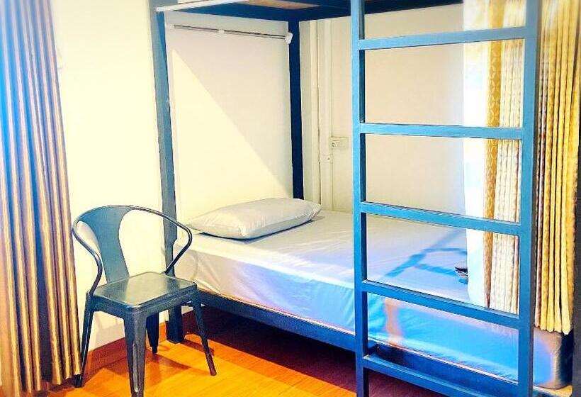 Three Hostel At Night Market Pakchong