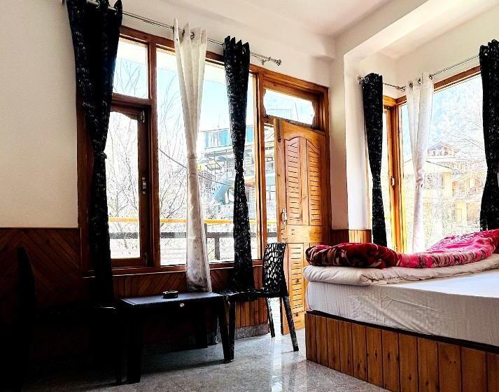 Общежитие Clovee S Rooms Dorms And Restro