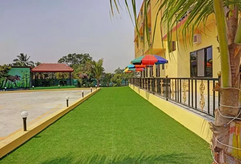 ホテル Aloha Snehal Patil