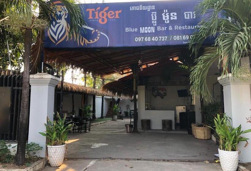 هتل Blue Moon Guesthouse And Bar