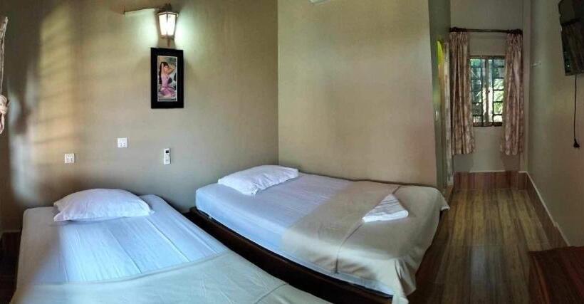 هتل Blue Moon Guesthouse And Bar