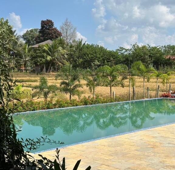 Hotel The Parijat Cottages