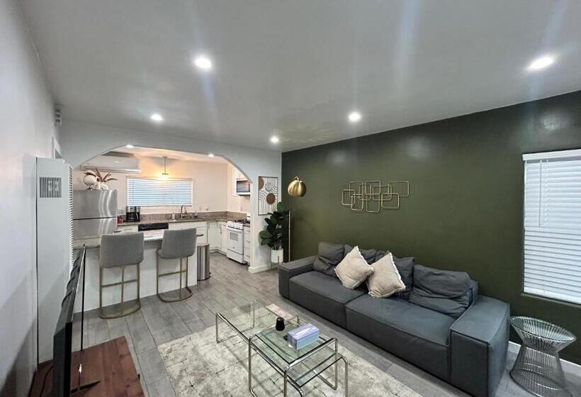 Luxury Mid City Home With Firepit