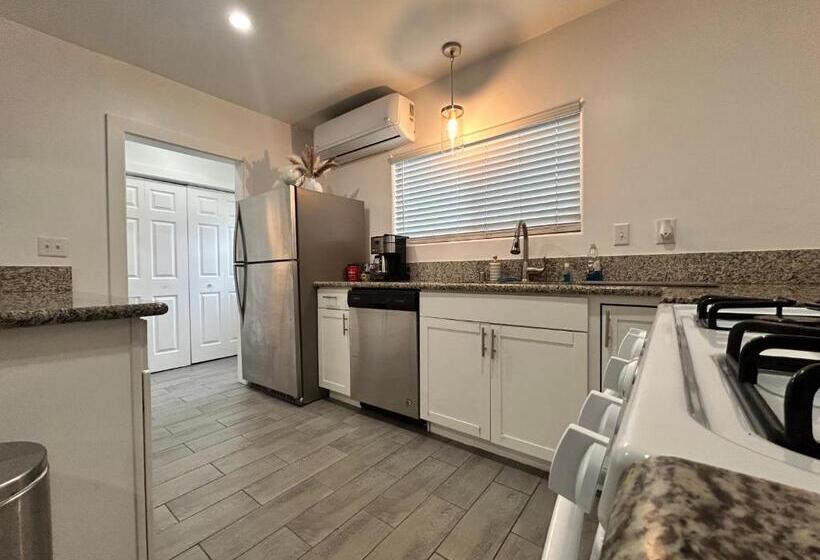 Luxury Mid City Home With Firepit