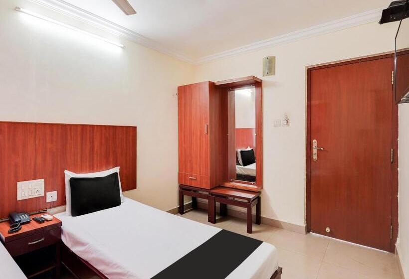 호텔 Oyo Meenaachi Inn