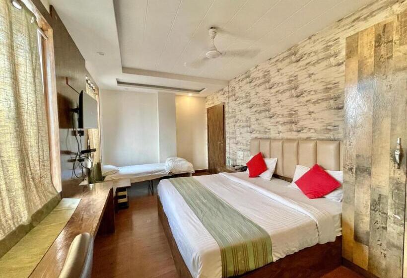 Janaki ! Varanasi ! होटल जानकी హోటల్ జానకి Fully Air Conditioned Hotel Family Friendly Hotel, Near
