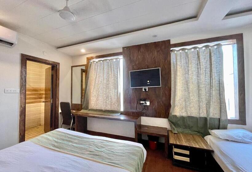 Janaki ! Varanasi ! होटल जानकी హోటల్ జానకి Fully Air Conditioned Hotel Family Friendly Hotel, Near