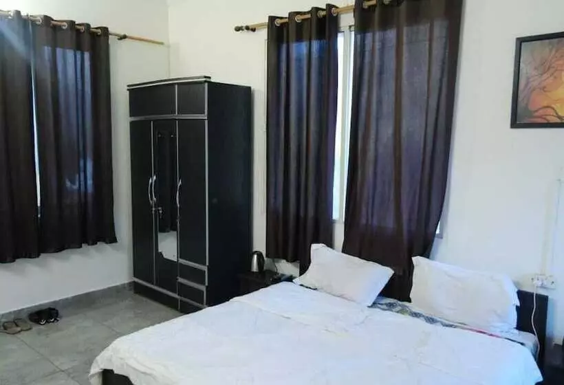 Aamiaismajoitus (B&B) Vardan Hotel  Ayur Stay