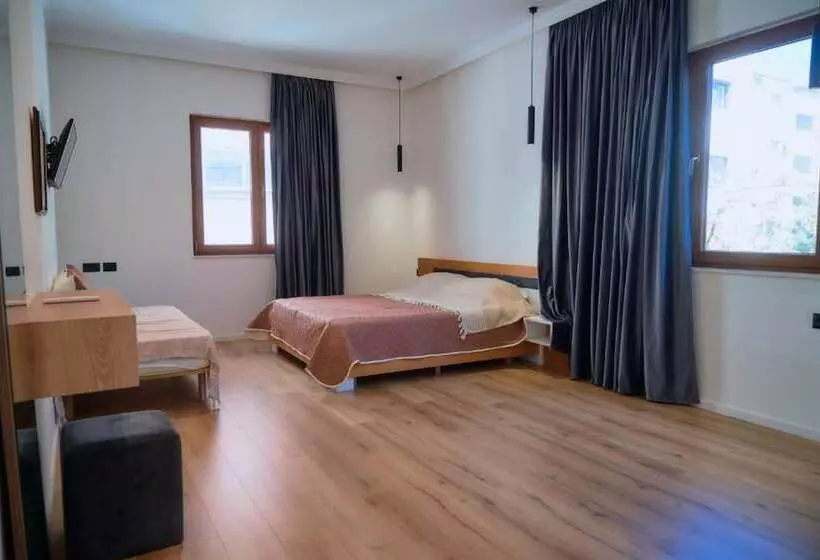 ユースホステル Kalpazo Inn Tirana