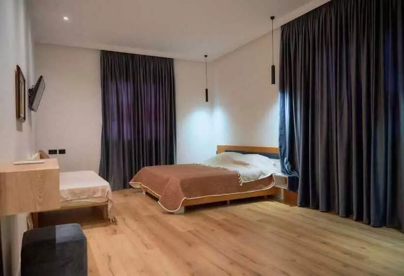 ユースホステル Kalpazo Inn Tirana