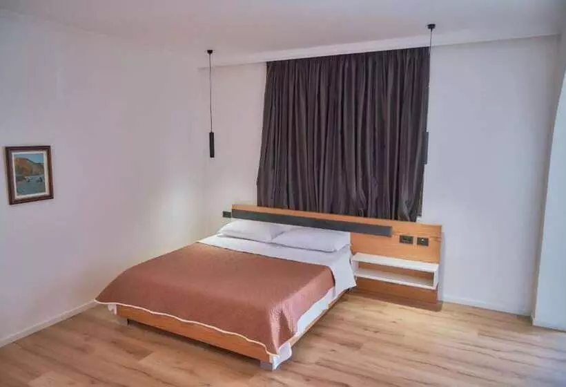 ユースホステル Kalpazo Inn Tirana