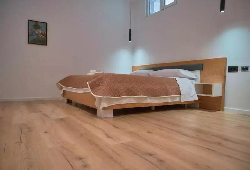 ユースホステル Kalpazo Inn Tirana