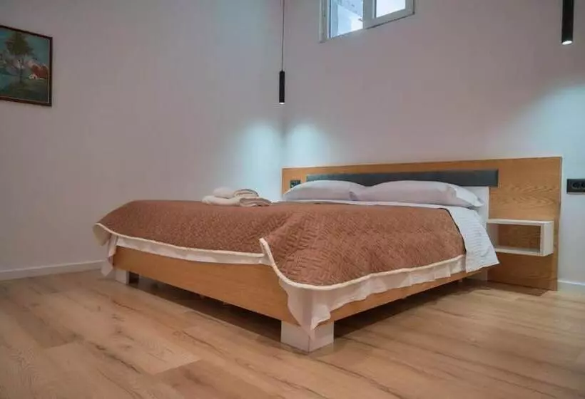 ユースホステル Kalpazo Inn Tirana