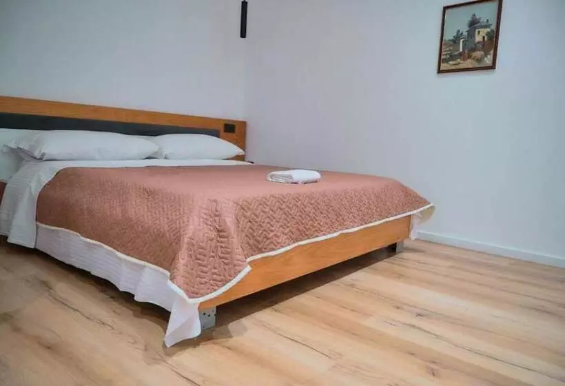 ユースホステル Kalpazo Inn Tirana