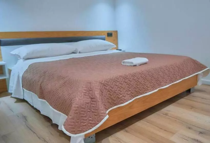 ユースホステル Kalpazo Inn Tirana