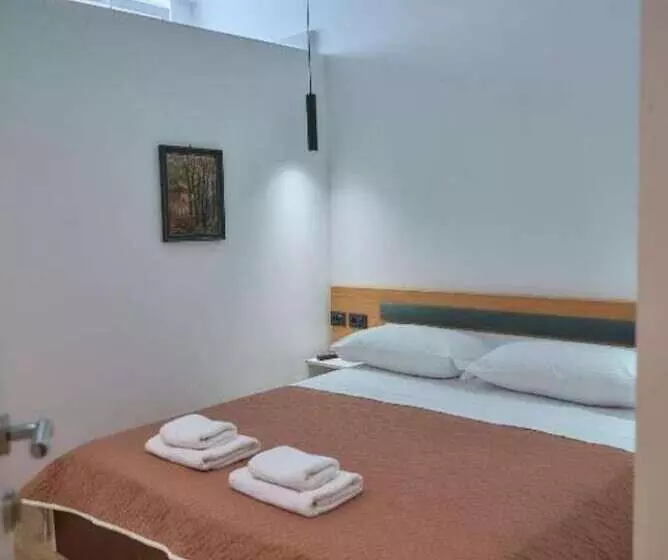 ユースホステル Kalpazo Inn Tirana