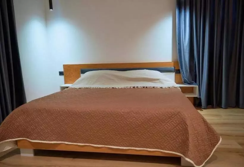 ユースホステル Kalpazo Inn Tirana