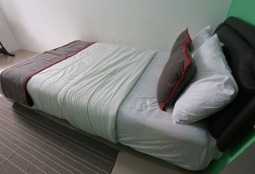 בית מלון כפרי Collection O 93750 Luxury Rooms @ Urbantown Serpong