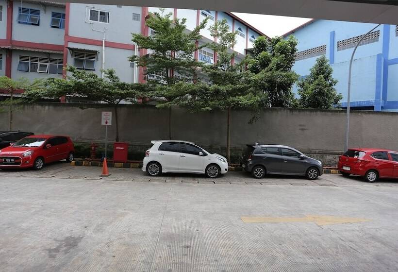 בית מלון כפרי Collection O 93750 Luxury Rooms @ Urbantown Serpong