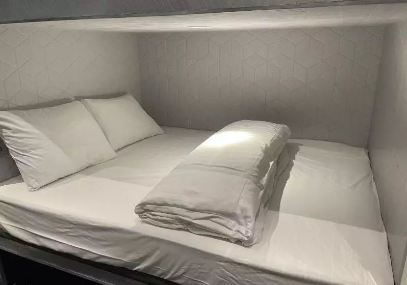 Diamond Capsule Hotel Amsterdam South