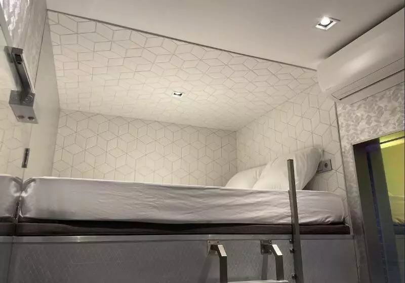 Diamond Capsule Hotel Amsterdam South