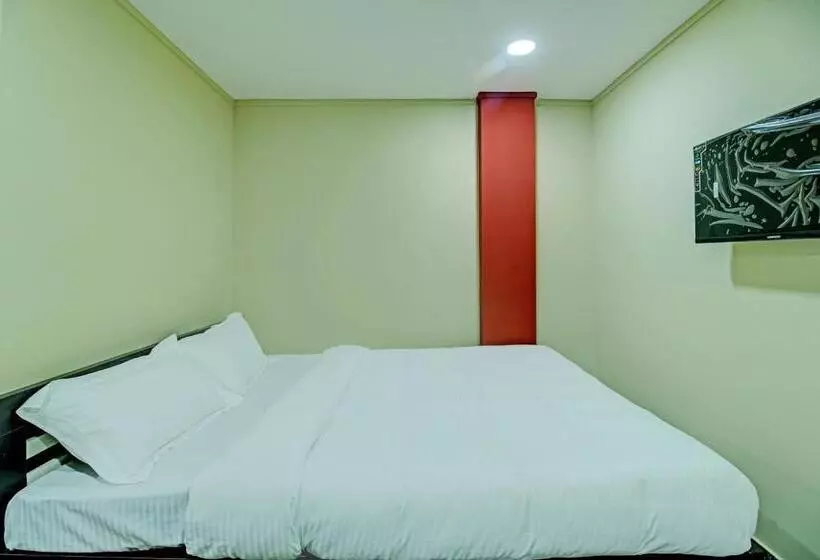ホテル Oyo Vati Guesthouse