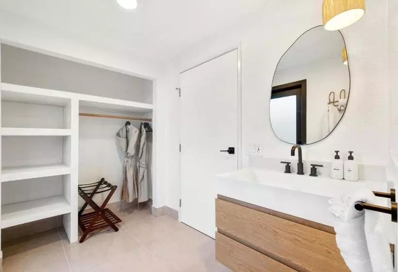 هتل The Maya Suite