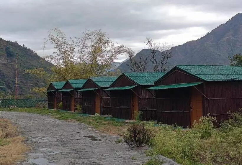 Hotelli Giri Ganga Resort