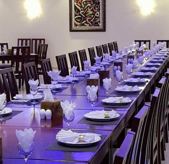 Al Bustan Crown Hotel 1