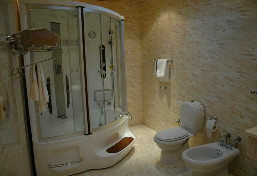 Al Bustan Crown Hotel 1