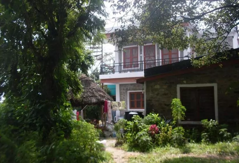 تختخواب و صبحانه Dinesh House