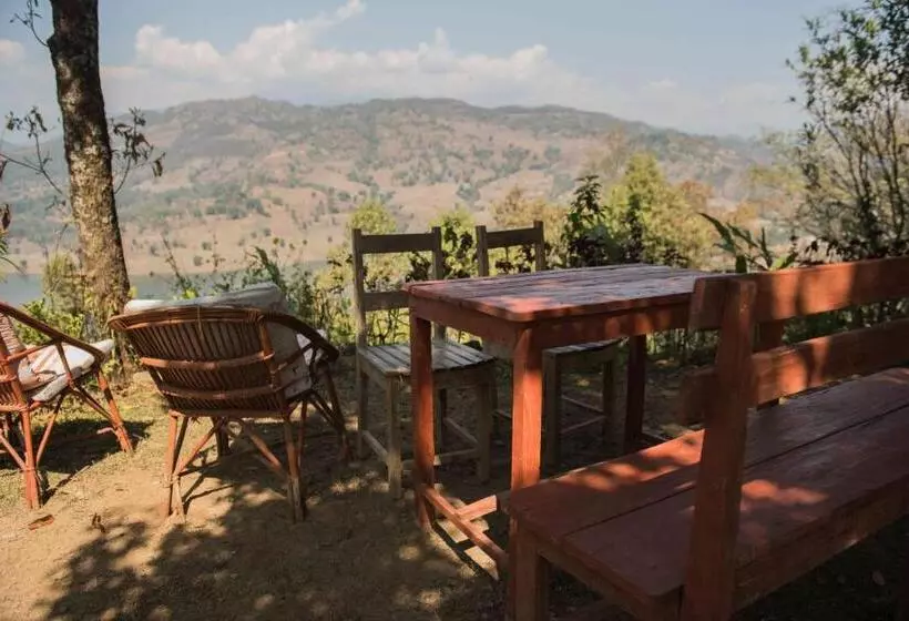 تختخواب و صبحانه Dinesh House