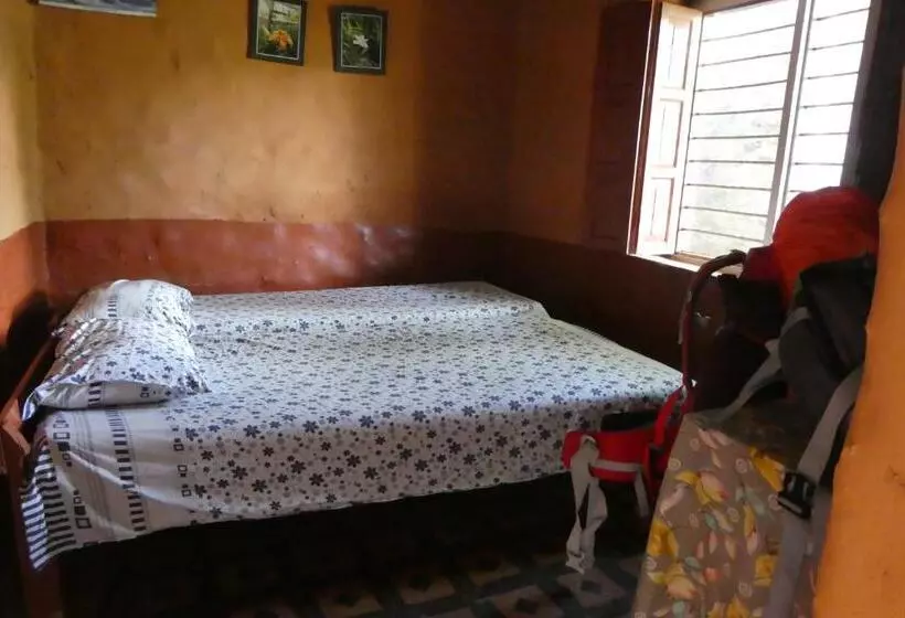 تختخواب و صبحانه Dinesh House