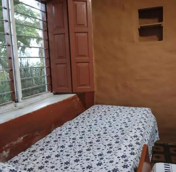 تختخواب و صبحانه Dinesh House