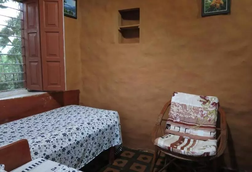 تختخواب و صبحانه Dinesh House