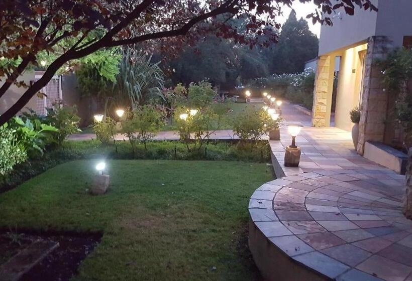 مبيت وإفطار Acacia Lodge