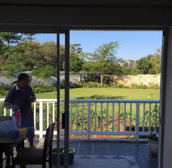 تختخواب و صبحانه Larkspur Place